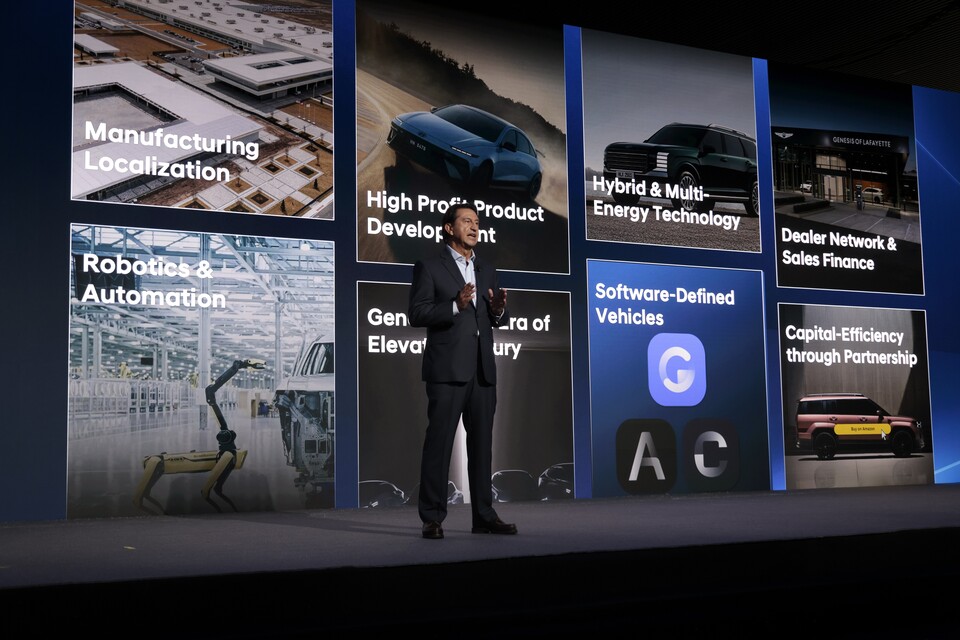 호세 무뇨스 현대자동차 대표이사(CEO) 사장이 '2025 현대차 CEO 인베스터 데이'에서 발표하고 있다./현대차