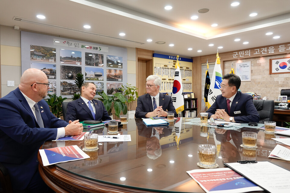 양평군(군수 전진선)은 지난 17일 프랑스 주요 인사들과 만나 양평국제평화공원 조성 사업 추진 방향과 협력 방안을 논의했다고 밝혔다./ 양평군 제공