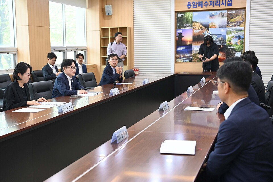 김정관 산업통상자원부 장관이 19일 울산 남구 석유화학 산업단지에서 열린 울산 석유화학기업 사업재편 간담회를 주재하고 있다./산업통상자원부