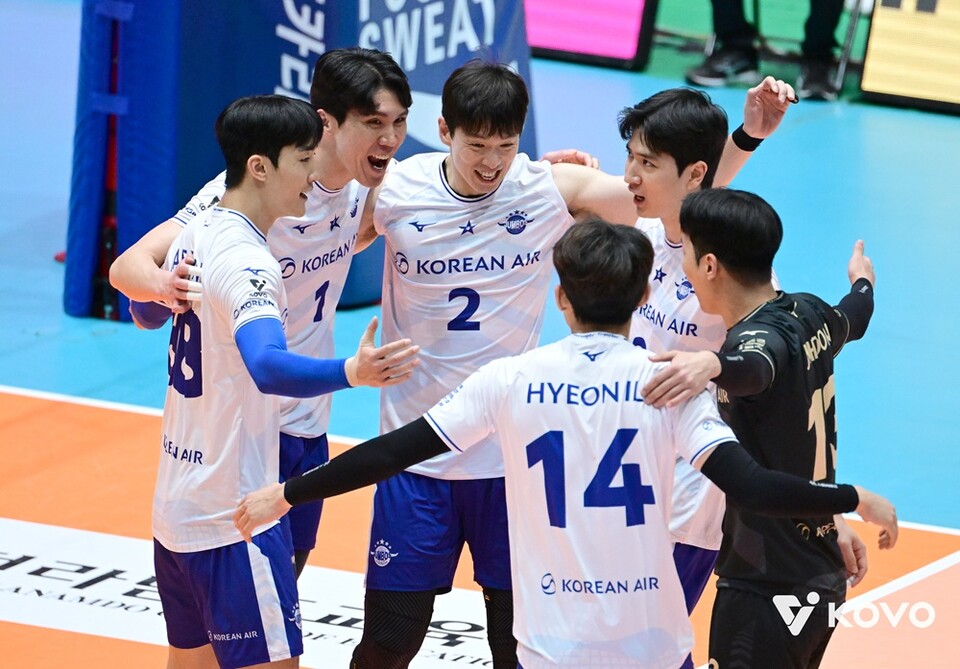 대한항공 선수단이 공격 성공 후 모여 기뻐하고 있다. /KOVO 제공