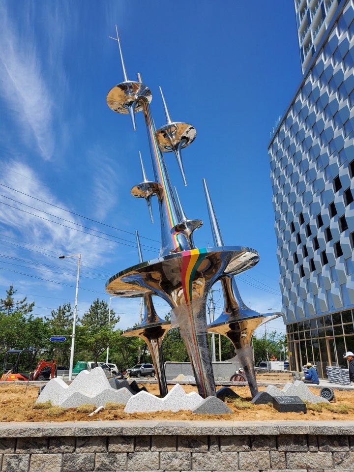 여수 라마다호텔에 설치된 '여수밤바다' 작품.