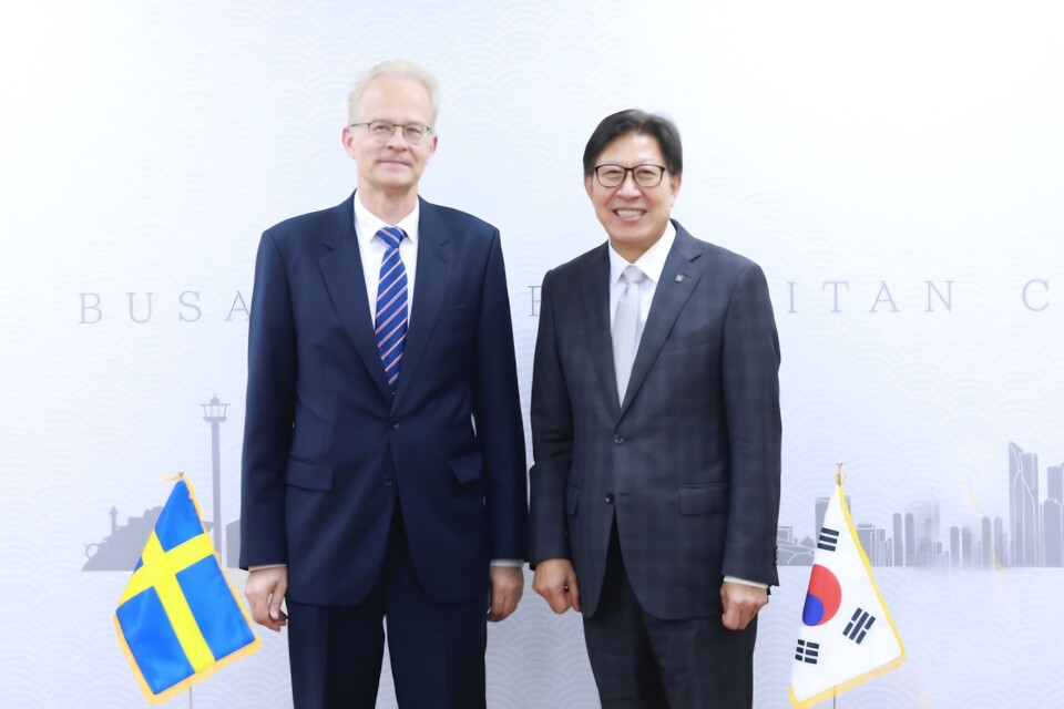 박형준 시장(우측), 칼-울르프 안데르손 주한스웨덴대사 접견 모습. 사진=부산시