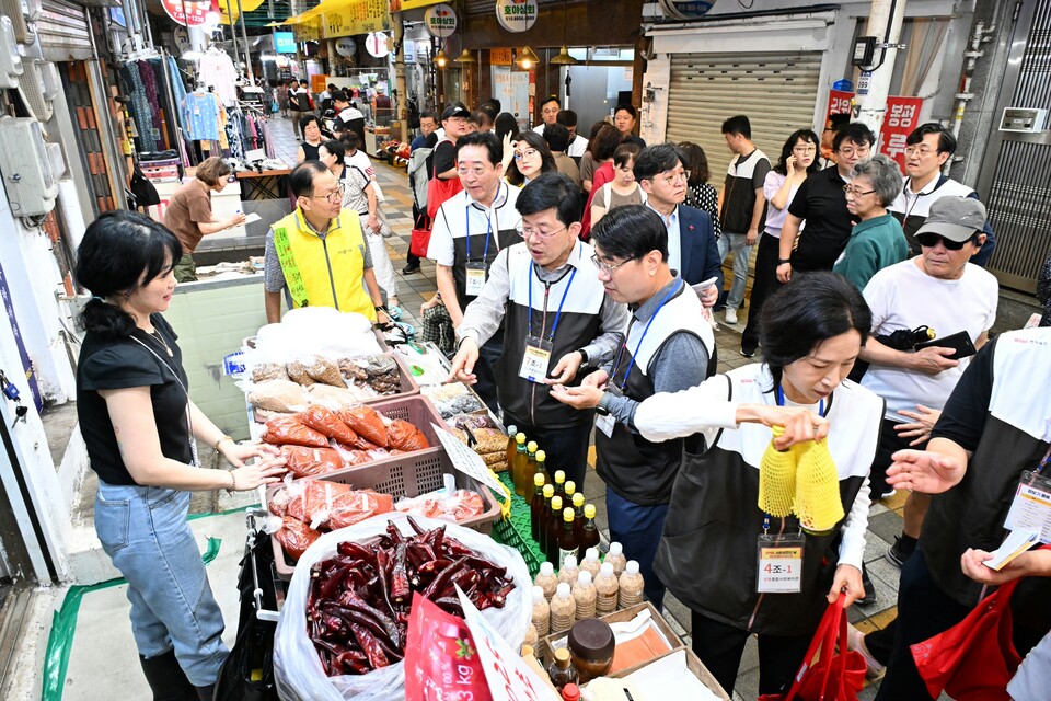 BNK금융그 룹이 사회공헌의 날 맞아 각 지역 전통시장을 찾아 따뜻 한 온기를 나눴다. 사진=BNK금융