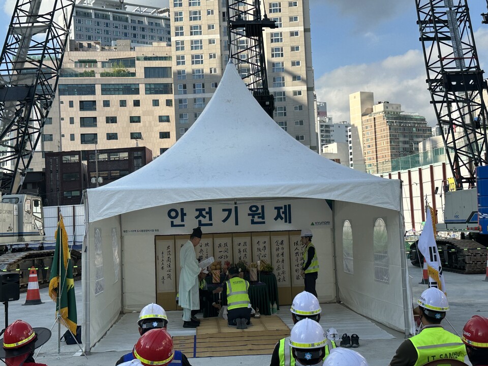 시공사 현대건설, 범천1-1구역 힐스테이트 아이코닉 첫 삽을 뜨기위한 안전기원제를 개최하고 있는 장면. 사진=범천1-1 조합 제공