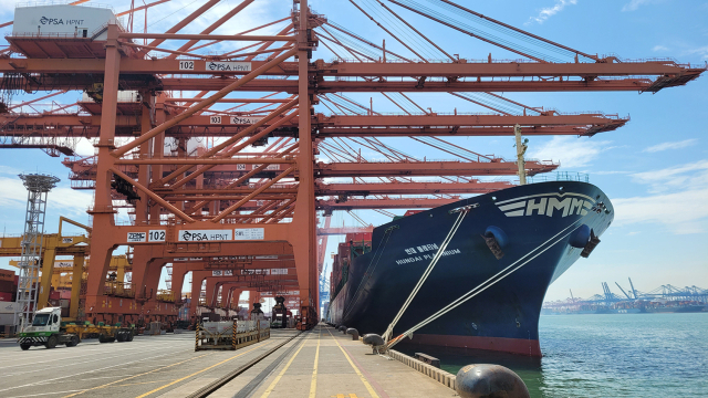 부산신항에 정박 중인 HMM 플래티넘호./ HMM 제공