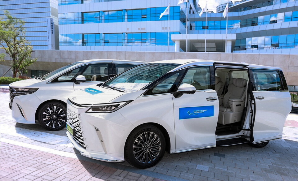 2025 서울 IPC 정기총회 의전 차량으로 활용될 ‘토요타 알파드(왼쪽)’와 ‘렉서스 LM’의 외관./한국토요타자동차