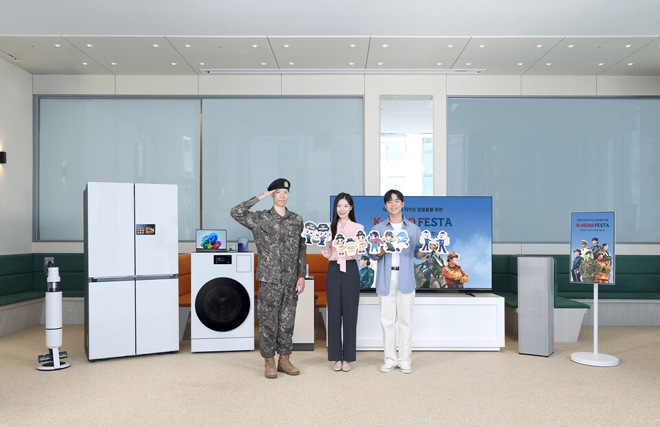 삼성전자 모델이 군인∙경찰∙소방∙교정 공무원 등을 대상으로 풍성한 혜택을 제공하는 'K-히어로 페스타'를 소개하고 있다./삼성전자