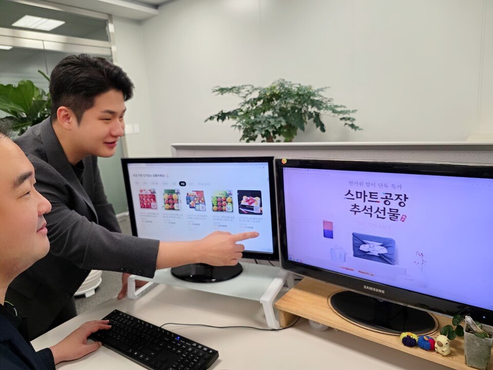 삼성 직원들이 추석 연휴를 앞두고 온라인 장터에서 상품을 구입하는 모습./삼성