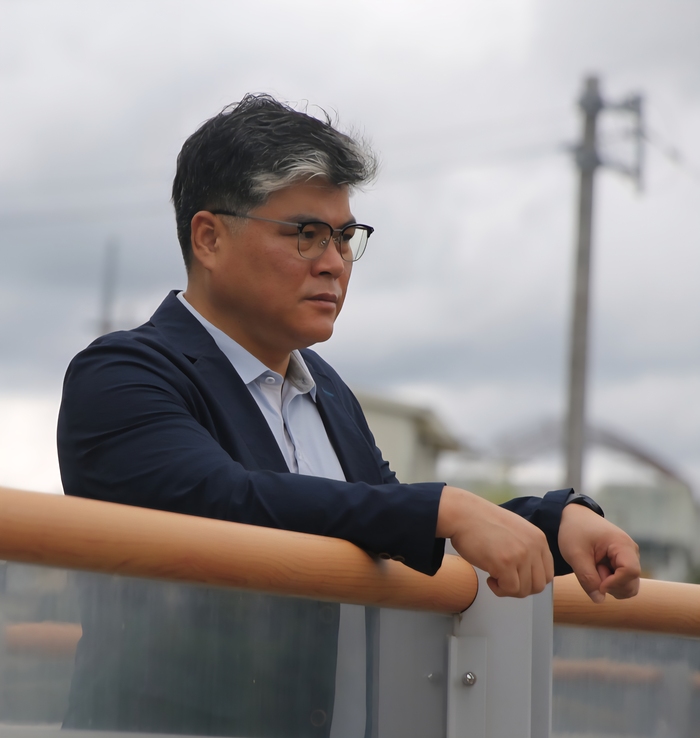 김대원 더민주전국혁신회의 광주북구 상임대표가 지난 7월 침수 피해 현장인 신안교 주변을 둘러보고 있다. /사진=신홍관 기자