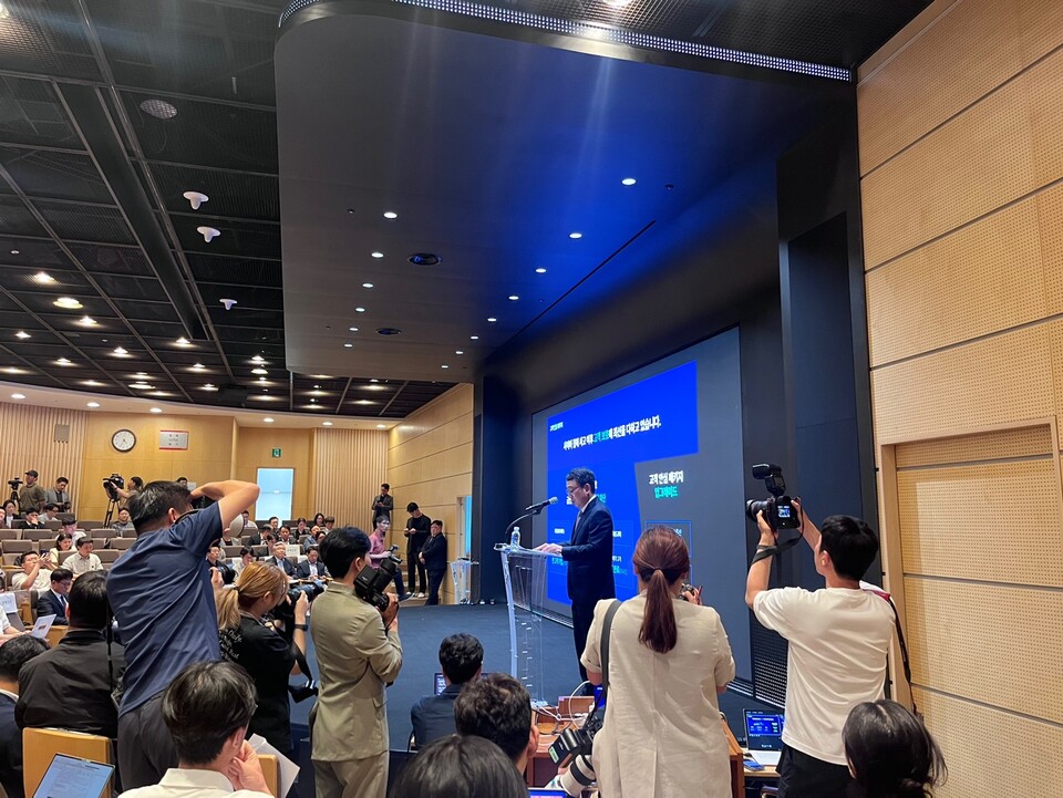 유영상 SKT 대표가 기자간담회를 열고 사과하는 모습. 유 대표는 "위약금 면제는 회사입장에서 굉장히 큰 결정"이라고 말하면서도 "정부 발표 결과와 국민적 여론, 시장에 미치는 영향, 고객 신뢰 등 장기적인 영향을 고려해 시행하기로 결정했다"고 했다./박정현 기자