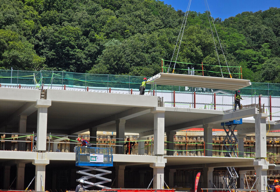 롯데건설이 공동주택 현장에서 ‘PC공법’을 활용해 지하 주차장을 시공하고 있다./롯데건설