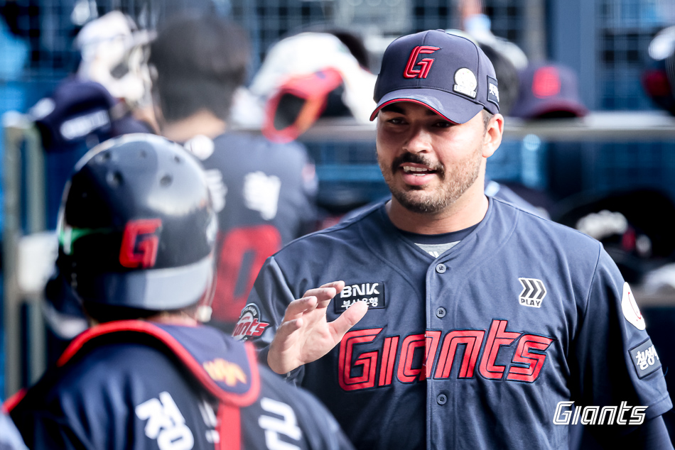 감보아(오른쪽)가 정보근과 하이파이브하고 있다. /롯데 자이언츠 제공