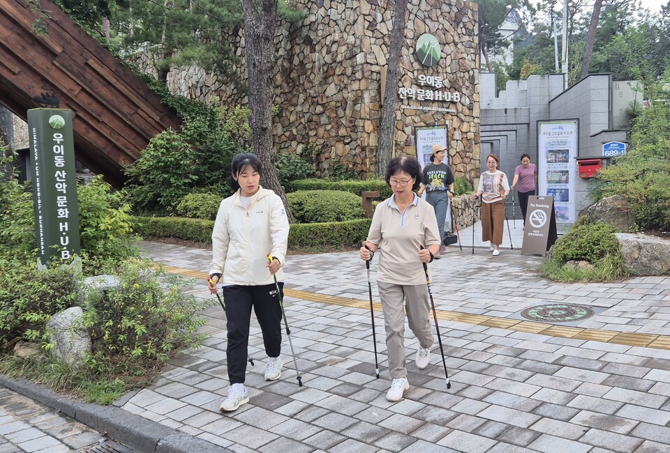 강북구 우이동 산악문화허브에서 주민들을 대상으로 실습 위주로 노르디워킹체험을 하고 있다. /우이동 산악문화허브 제공