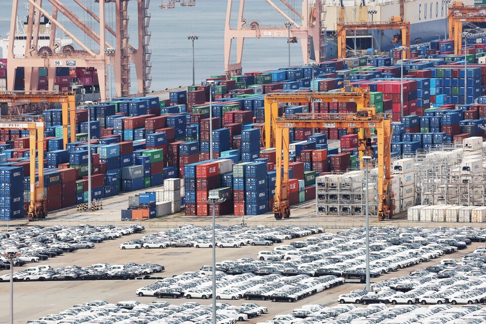 평택항에 쌓여있는 수출입 컨테이너./연합뉴스