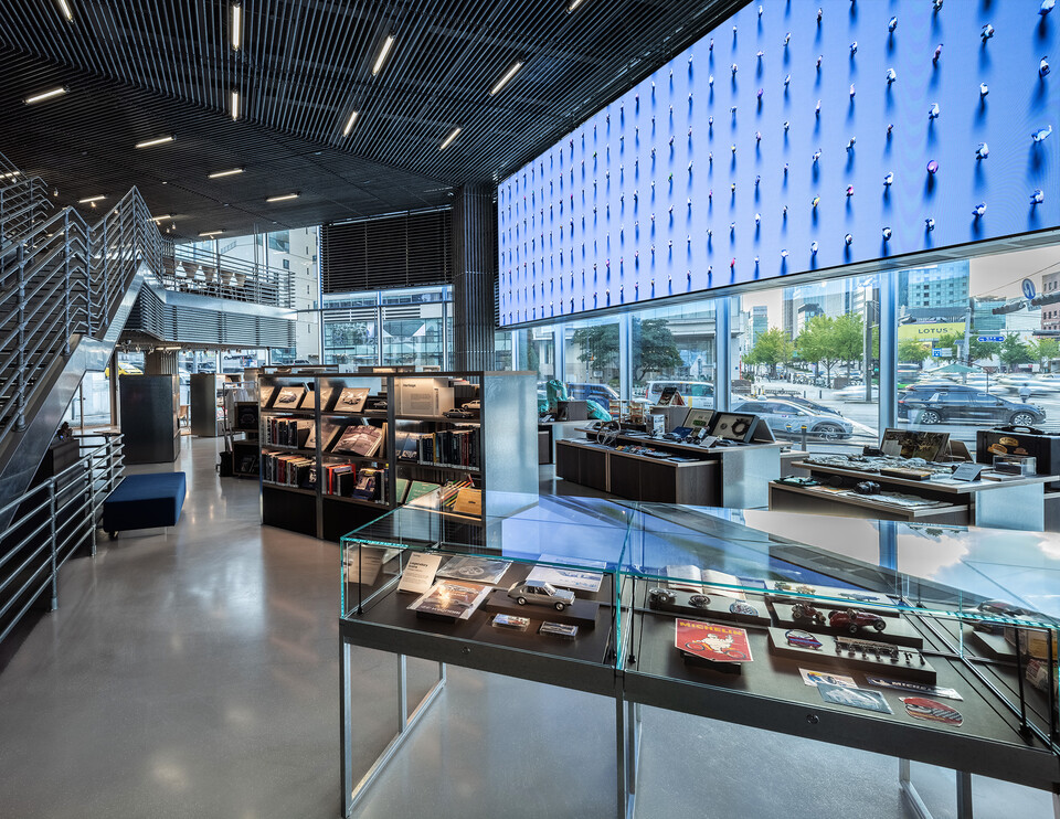 현대 모터스튜디오 서울 1~2층에 위치한 '오토라이브러리'./현대차