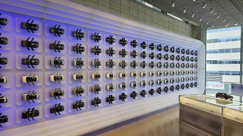 현대 모터스튜디오 서울 4층에 전시된 '다이캐스트 월'./ 곽호준 기자