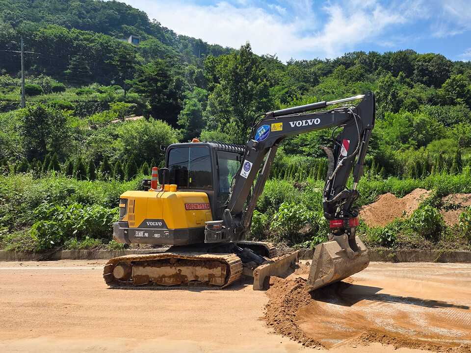 볼보그룹코리아와 볼보트럭코리아가 경남 산청군 수해복구를 위한 장비와 인력 지원에 나섰다. 수해복구 현장에 투입된 볼보그룹코리아의 굴착기./볼보그룹코리아