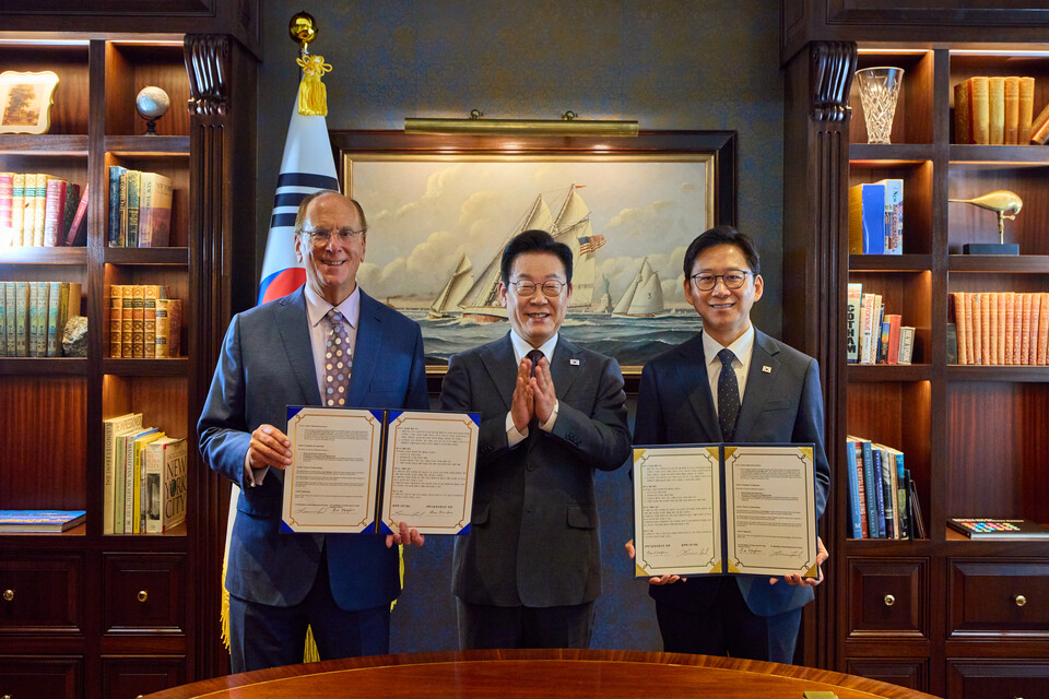 유엔총회 참석을 위해 미국을 방문한 이재명 대통령이 22일(현지시간) 뉴욕의 한 호텔에서 AI 산업 글로벌 협력을 위한 양해각서(MOU)를 체결한 뒤 래리 핑크 세계경제포럼(WEF) 의장 겸 블랙록 회장, 배경훈 과학기술정보통신부 장관과 기념촬영을 하고 있다. 사진=연합뉴스