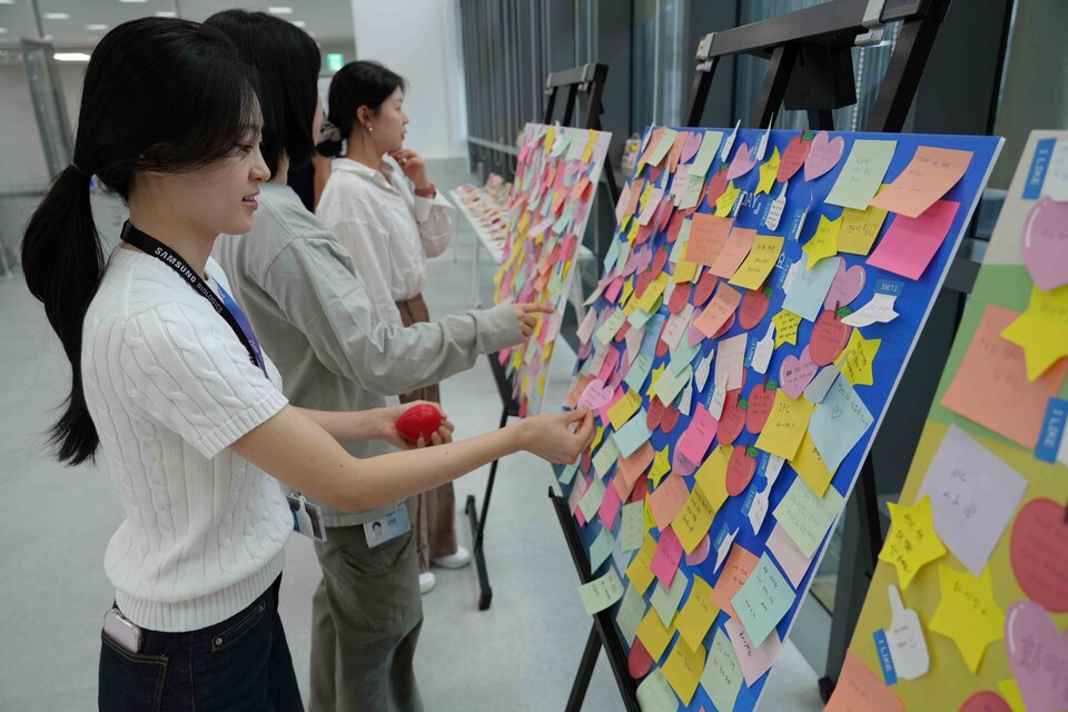 삼성바이오로직스 임직원들이 지난 22일 진행된 '마음챙김 응원 데이' 이벤트에 참여하고 있다./삼성바이오로직스 제공