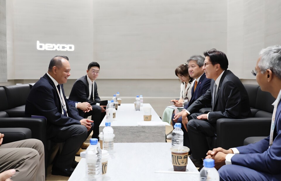 박형준 시장(우측 앞 두 번째)이 플러그앤플래이(PLUG AND PLAY) 조조 플로레스(Jojo Flores) 부사장 접견 장면. 사진=부산시