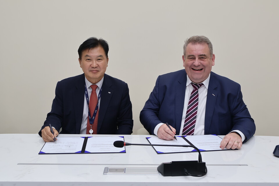 지난 22일 LIG넥스원 2판교하우스에서 박태식 LIG넥스원 미사일시스템사업부문장(왼쪽)과 하랄드 만하임 에어버스 DS 독일 대표가 통합방공분야 협력합의서(TA)를 체결한 후 기념사진을 촬영하고 있다./LIG넥스원