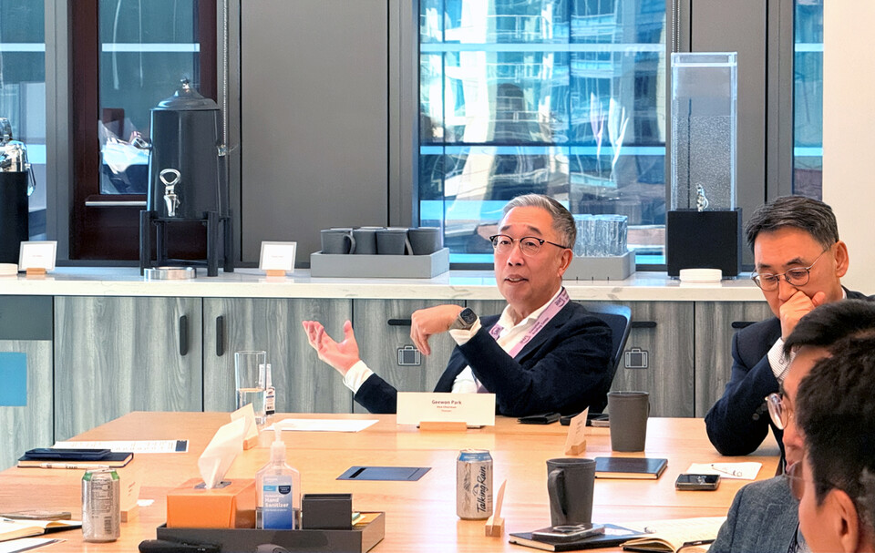 박지원 두산그룹 부회장(가운데)이 현지시각으로 22일, 미국 시애틀 아마존 본사를 방문해 AI 기반 경영혁신 사례에 대한 질문을 하고 있다./두산그룹