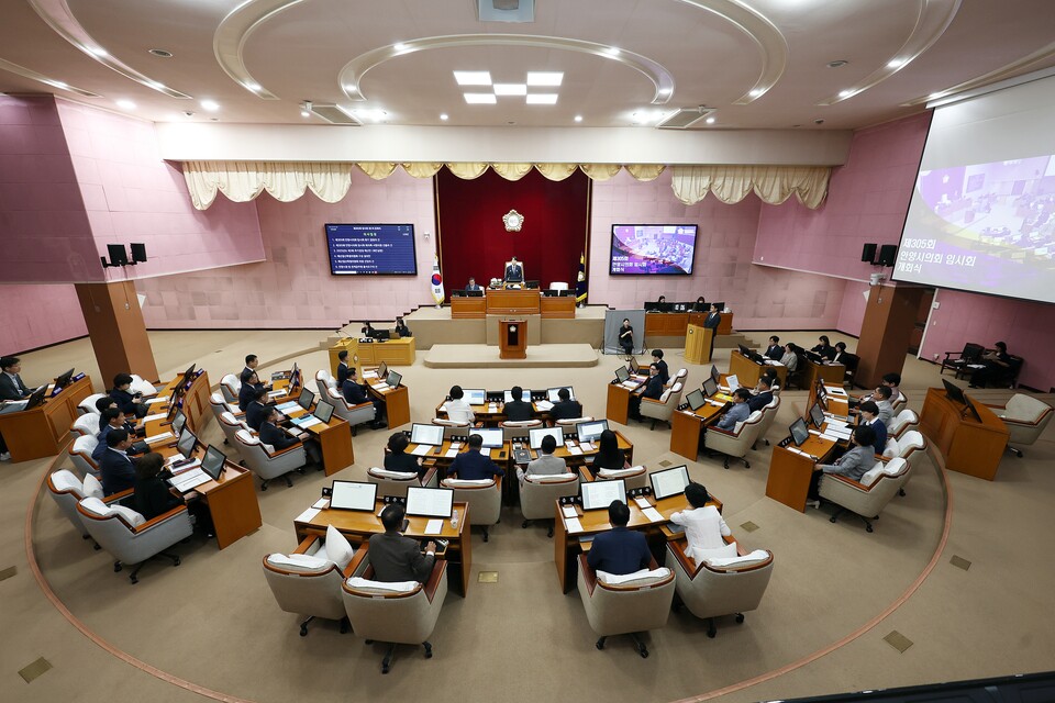 안양시의회(의장 박준모)는 9월 23일 제305회 임시회 제2차 본회의를 열고 조례안 11건, 동의안 2건, 보고 2건, 2025년도 제3회 추가경정예산안 등 총 17건의 안건을 처리하며 회기를 마무리했다./ 안양시의회 제공