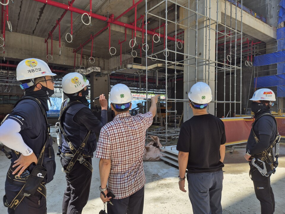부산진해경제자유구역청, 추석 연휴 대비 건설현장 안전점검 모습. 사진=경자청