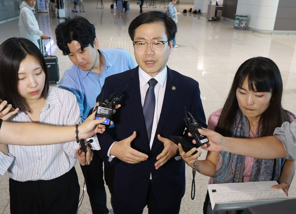 여한구 산업통상자원부 통상교섭본부장이 23일 아세안 경제장관회의 참석을 위해 인천국제공항 제2터미널 출국장으로 향하고 있다./연합뉴스