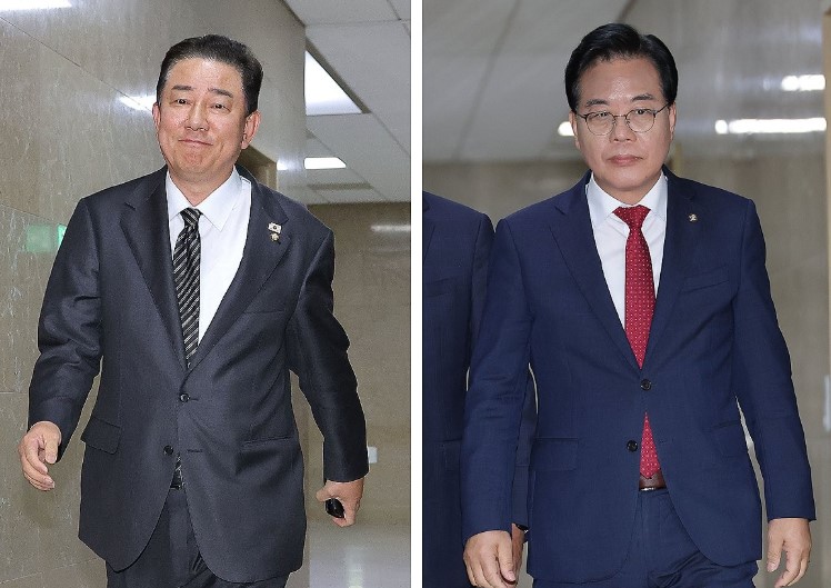 김병기 더불어민주당 원내대표(왼쪽)와 송언석 국민의힘 원내대표가 23일 서울 여의도 국회에서 정부조직법 개정안 등을 논의하기 위해 이동하고 있다./연합뉴스