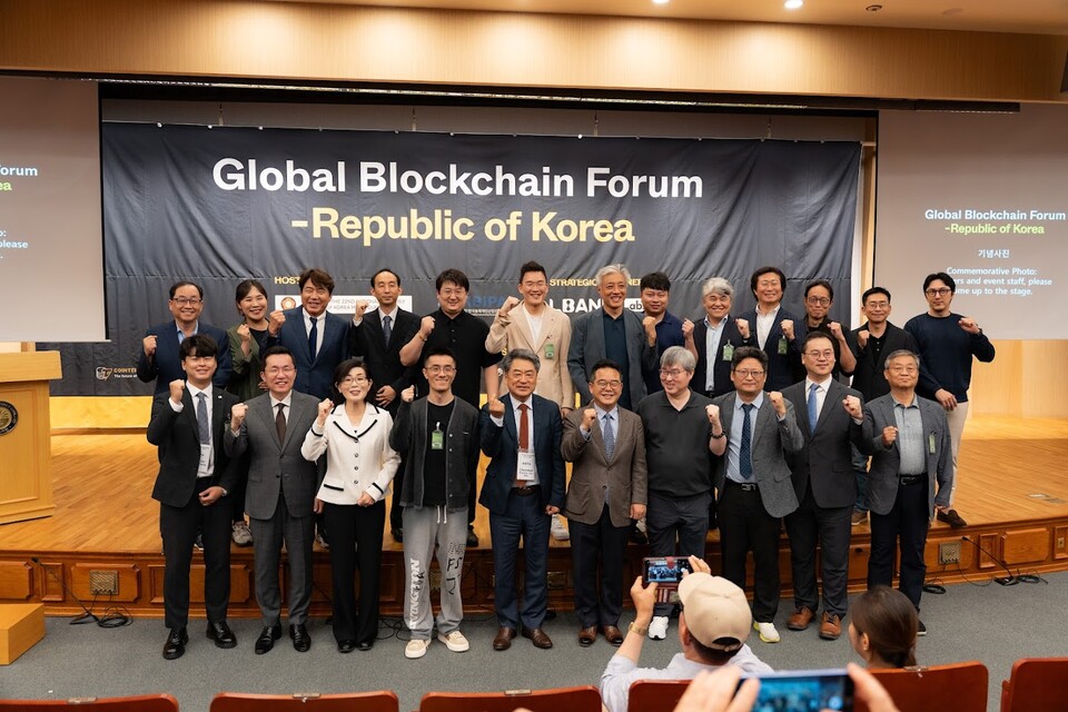 사단법인 한국블록체인산업진흥협회와 민병덕 국회의원이 공동 주최한 '글로벌 블록체인 포럼 2025' 참여한 연사들이 기념촬영을 하고 있다. /KBIPA