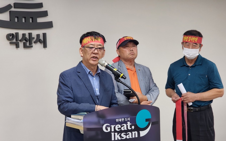 오동은 익산로컬푸드협동조합 이사장이 기자회견을 하고 있다./조합