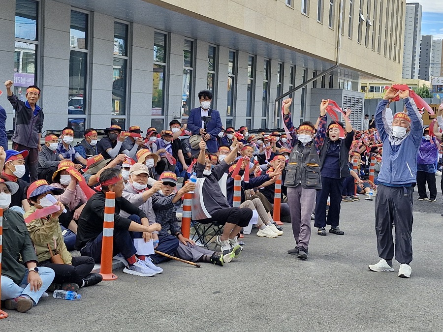 협동조합원 100여명이 익산시의 일방적 계약 해지에 반발하고 나섰다./조합