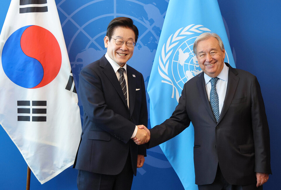 이재명 대통령이 23일(현지시간) 미국 뉴욕 유엔본부에서 안토니우 구테흐스 사무총장을 접견하며 악수하고 있다. 사진=연합뉴스