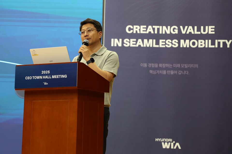 권오성 현대위아 대표가 23일 경기도 의왕시 현대위아 의왕연구소에서 열린 ‘CEO 타운홀 미팅’에서 경영 방향에 대해 설명하고 있다./현대위아