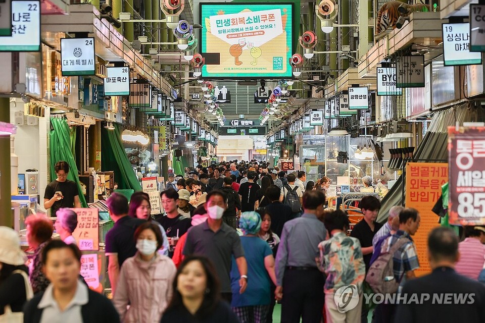 한국은행이 24일 발표한 '2025년 9월 소비자동향조사 결과'에 따르면, 이달 소비자들의 경제 상황에 대한 심리를 종합적으로 나타내는 소비자심리지수(CCSI)는 110.1로 8월보다 1.3p 떨어졌다. /연합뉴스