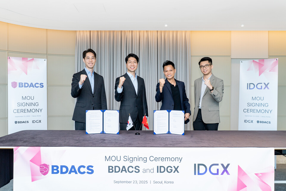 비댁스 류홍열(왼쪽에서 두번째) 대표 베트남의 디지털자산 전문 투자사 IDGX와 업무협약을 체결하고 기념 촬영을 하고 있다. /비댁스