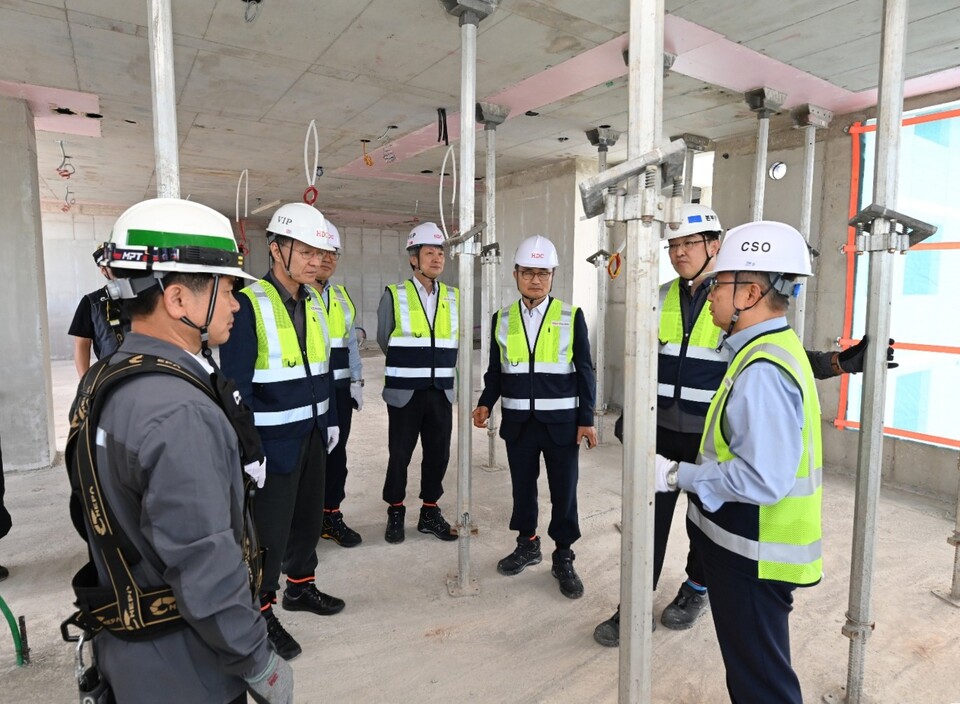  HDC현대산업개발은 23일 광주 센테니얼 아이파크 현장에서 시공혁신단 주관의 산학연 연합자문을 진행했다./HDC현산