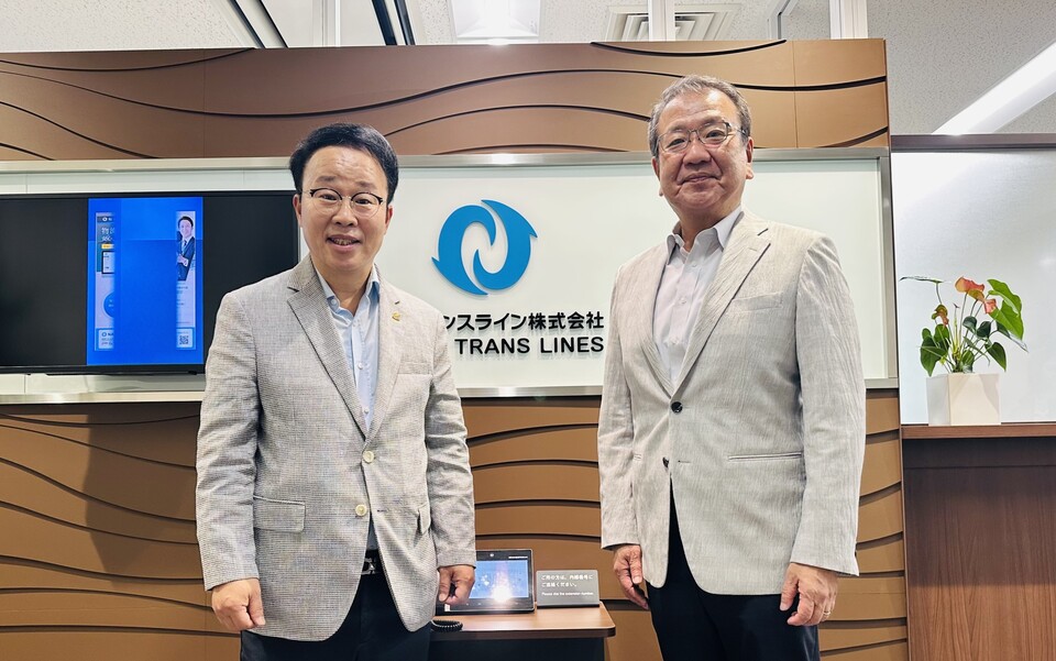 24일 나이가이트랜스라인 도쿄 본사에서 진행된 투자유치 상담에서 박성호(왼쪽) 부산진해경제자유구역청장과 코지마 요시히로(오른쪽) 나이가이트랜스라인 대표이사가 함께 기념촬영을 하고 있다. 사진=경자청