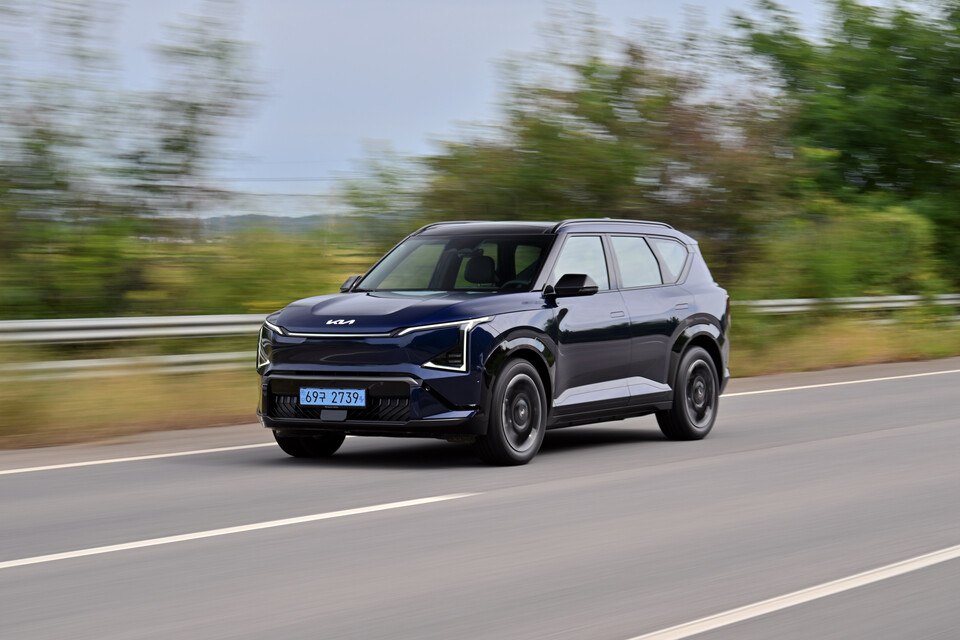 더 기아 'EV5 GT라인'의 주행 모습./ 기아
