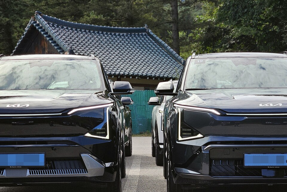 더 기아 'EV5' GT라인(우), 기본 모델의 전면./ 곽호준 기자