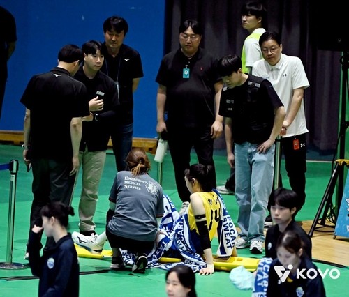  23일 전남 여수 진남체육관에서 열린 2025 여수·NH농협컵 프로배구대회 여자부 GS칼텍스전 도중 팀 동료와 충돌해 쓰러진 양효진. /KOVO 제공