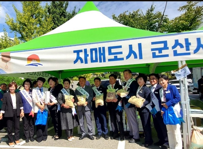 군산시의회가 23일 김천시의회를 방문해 자매도시 간 우호를 다지며 교류 일정을 소화했다./시의회