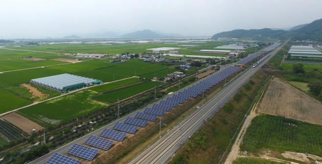 경남 김해시 한림정역 인근 철도폐선부지에 설치돼 있는 태양광발전소/국토교통부 제공