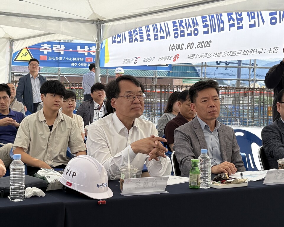 ‘레미콘 생산검증 시스템’ 시연회, (좌)광주광역시 신재욱 종합건설본부장 (우)두산건설 신홍철 상무./두산건설