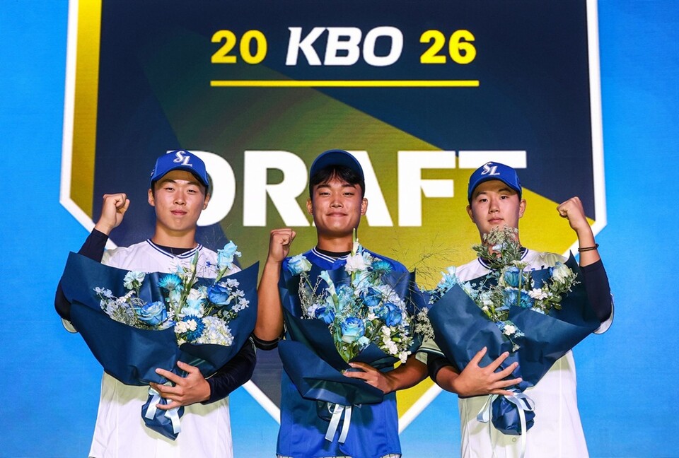 지난 17일 드래프트 현장에 참석한 삼성 신인 선수들이 지명 후 포즈를 취하고 있다. /삼성 라이온즈 제공 