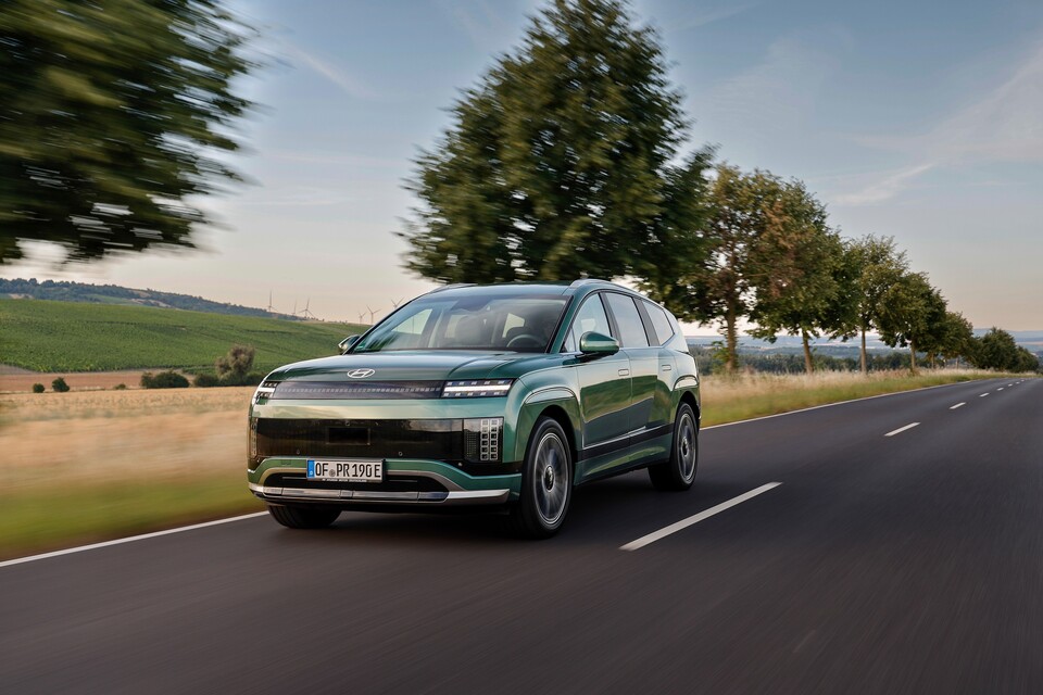 현대차 '아이오닉 9'의 주행 모습./현대자동차