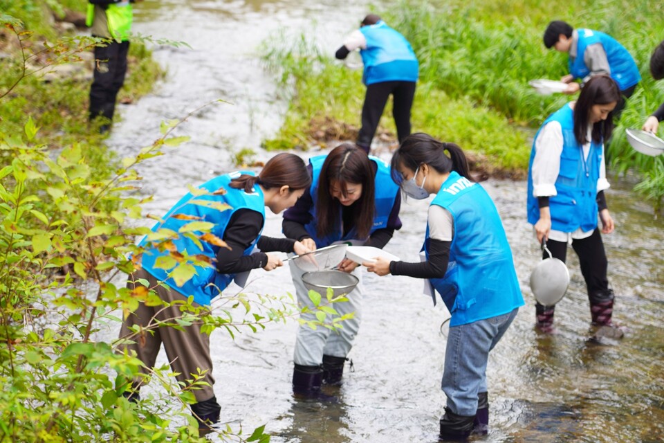 생물다양성 탐사를 진행하고 있는 HK이노엔 임직원들. /HK이노엔 제공