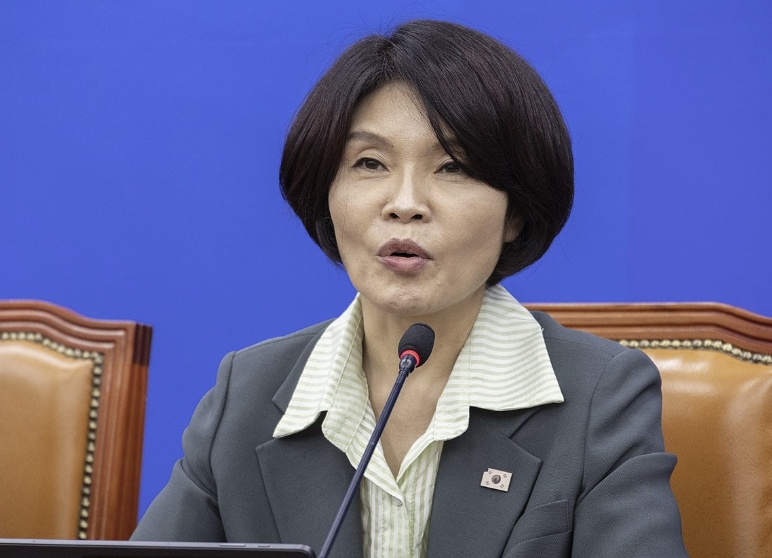 더불어민주당 한정애 정책위의장이 25일 국회에서 열린 정책조정회의에서 발언하고 있다./연합뉴스