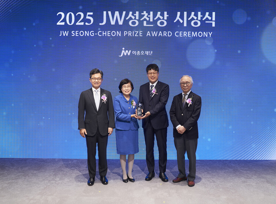 (왼쪽부터) 이경하 JW이종호재단 이사장(JW 회장), 2025 JW성천상 수상자 전진경 아프리카미래재단 짐바브웨지부 메디컬디렉터와 강동원 지부장, 이성낙 JW성천상위원회 위원장(가천대 명예총장)이 기념촬영을 하고 있다. /JW이종호재단 제공